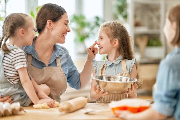 Família estão preparando padaria juntos — Fotografia de Stock