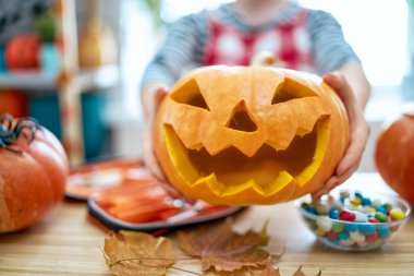 Kadın balkabağı oyuyor