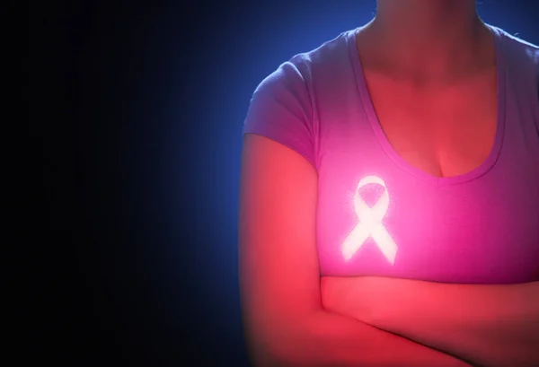 Vrouw en symbool van borstkanker bewustzijn — Stockfoto