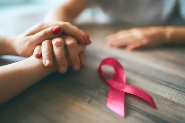 Mãos de fêmeas e símbolo de Consciência de Câncer de Mama — Fotografia de Stock