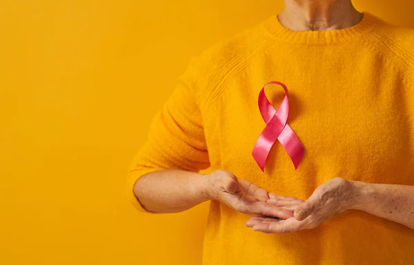 Nastro rosa come simbolo di consapevolezza del cancro al seno — Foto Stock