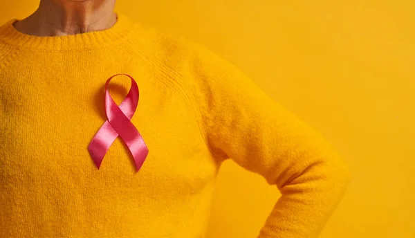 Розовая лента как символ осознания рака молочной железы — стоковое фото