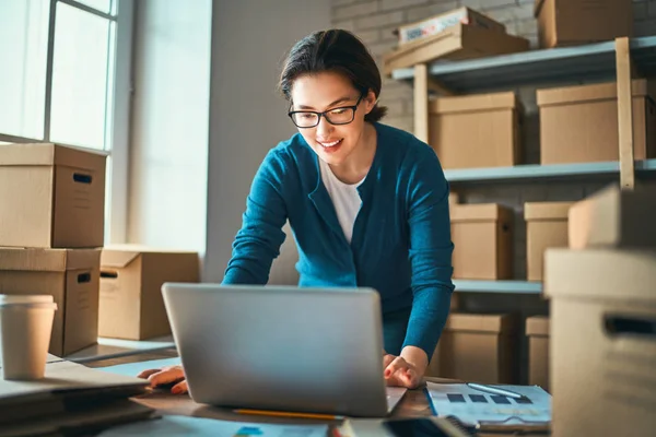 Woman is working at warehouse for online store. — Stock Photo, Image