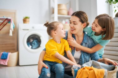 Çamaşırhane yapıyor aile