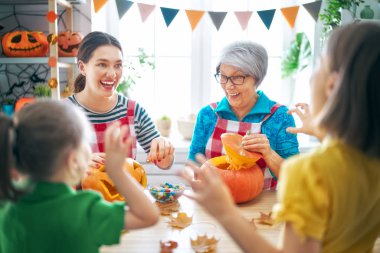 Aile Cadılar Bayramı için hazırlanıyor