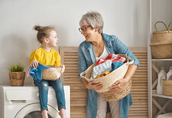 Oma und Kind machen Wäsche — Stockfoto