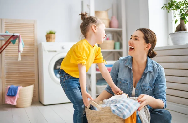 Familia haciendo lavandería —  Fotos de Stock