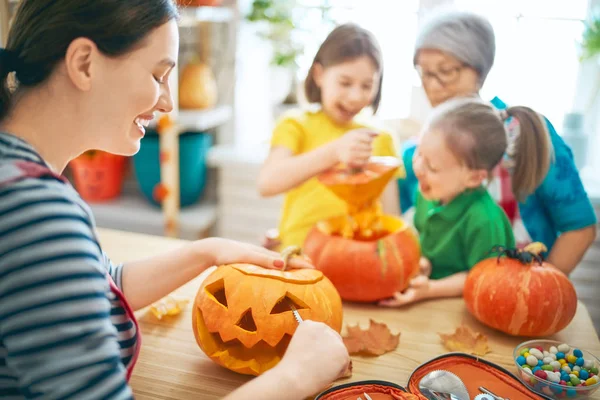 Aile Cadılar Bayramı için hazırlanıyor