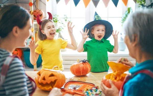 Rodinná příprava na Halloween — Stock fotografie