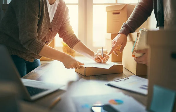 Menschen arbeiten im Lager — Stockfoto