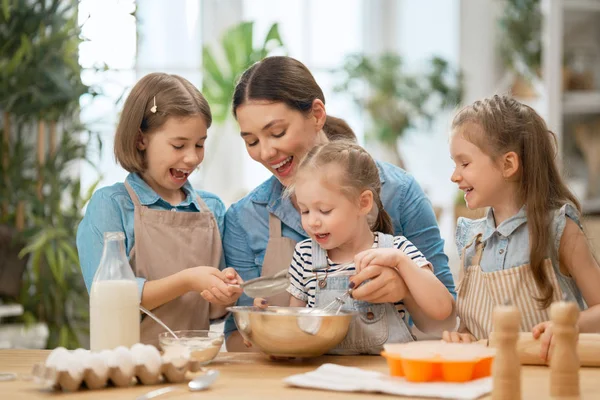 Famille préparent ensemble la boulangerie — Photo