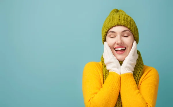 Winterporträt einer glücklichen jungen Frau — Stockfoto