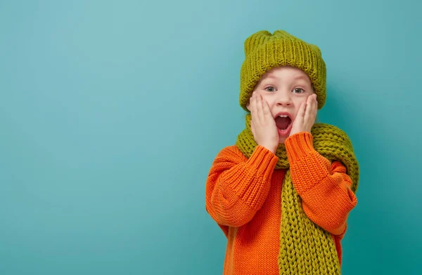 Retrato de invierno de niño feliz — Foto de Stock