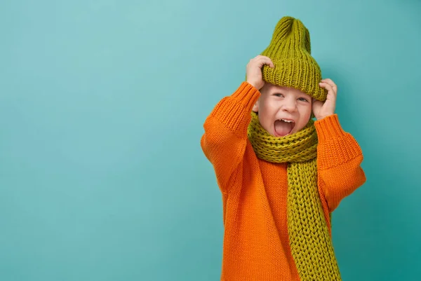 Ritratto invernale di bambino felice — Foto Stock