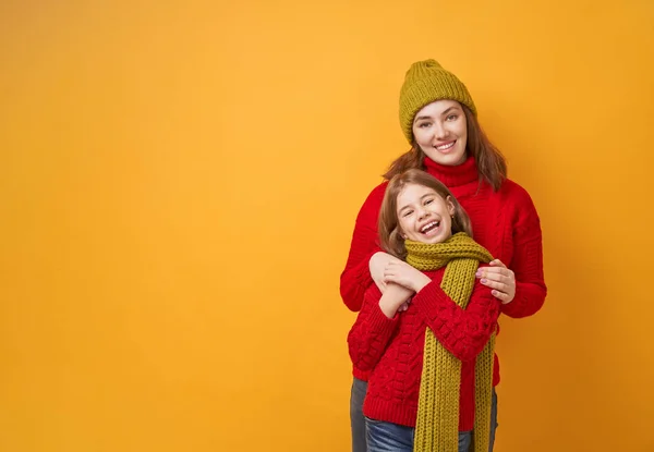 Portrait d'hiver d'une famille heureuse — Photo