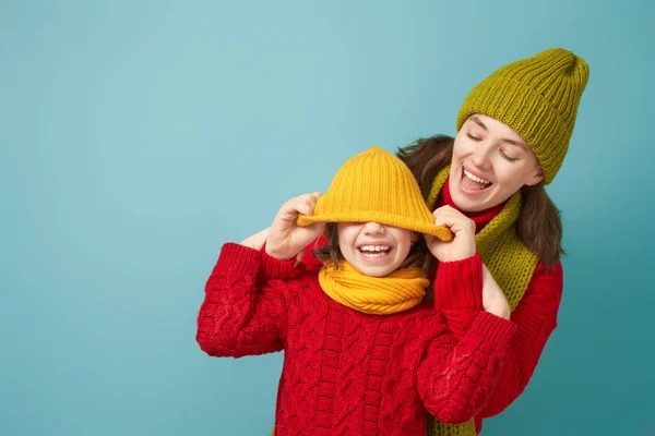 Winterporträt einer glücklichen Familie — Stockfoto