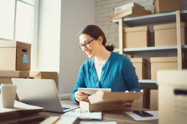 Donna sta lavorando al magazzino per negozio online . — Foto Stock