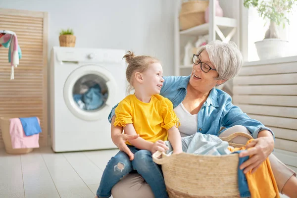 Oma und Kind machen Wäsche — Stockfoto