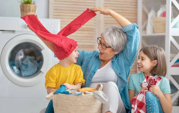 Grand-mère et les enfants font la lessive — Photo