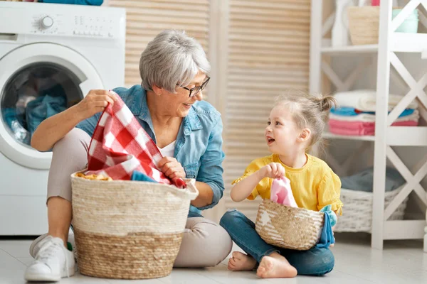 Oma und Kind machen Wäsche — Stockfoto