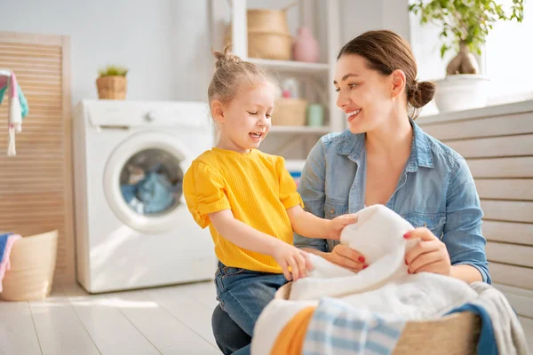 Familjen gör tvätt — Stockfoto
