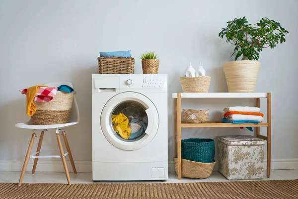 Wasruimte met een wasmachine — Stockfoto