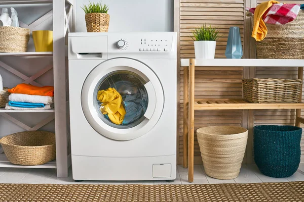 Wasruimte met een wasmachine — Stockfoto