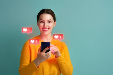 Kadın akıllı telefon kullanıyor