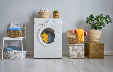 Çamaşır makinesi olan bir çamaşır odası.