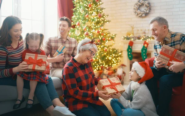 Famiglia che celebra il Natale — Foto Stock