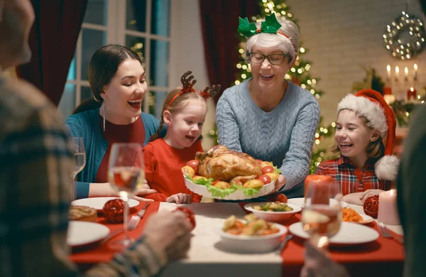 Familie feiert Weihnachten — Stockfoto