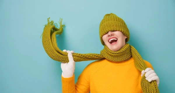 Retrato de invierno de la joven feliz — Foto de Stock