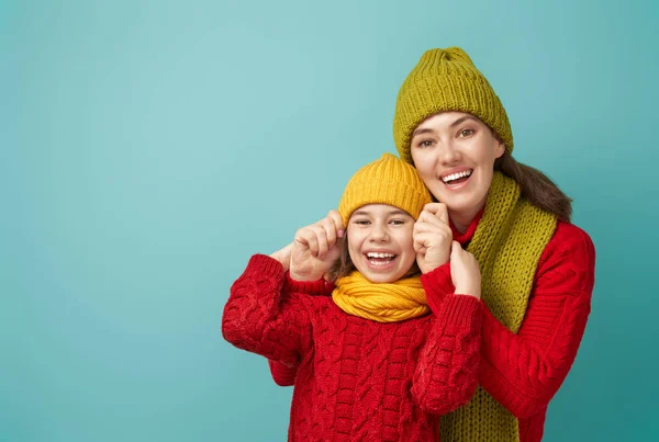 Winterporträt einer glücklichen Familie — Stockfoto