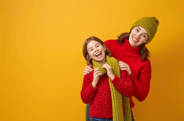 Retrato de invierno de la familia feliz —  Fotos de Stock