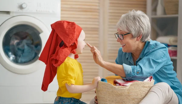 Rodina, praní prádla — Stock fotografie