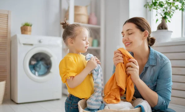 Familie beim Wäschewaschen — Stockfoto