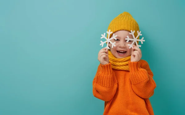Зимний портрет счастливого ребенка — стоковое фото
