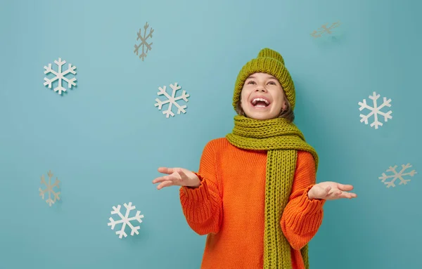 Winter portret van gelukkig kind — Stockfoto