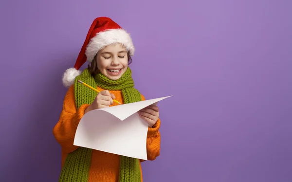 산타에게 편지를 쓰는 소녀 — 스톡 사진