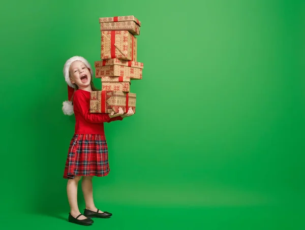 Mädchen mit Weihnachtsgeschenk — Stockfoto