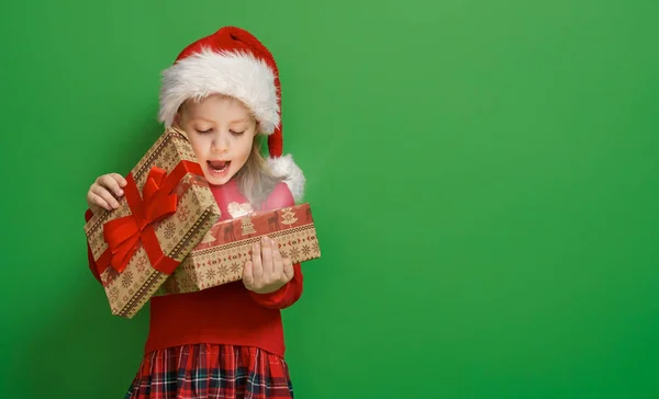 Dívka s vánočním dárkem — Stock fotografie
