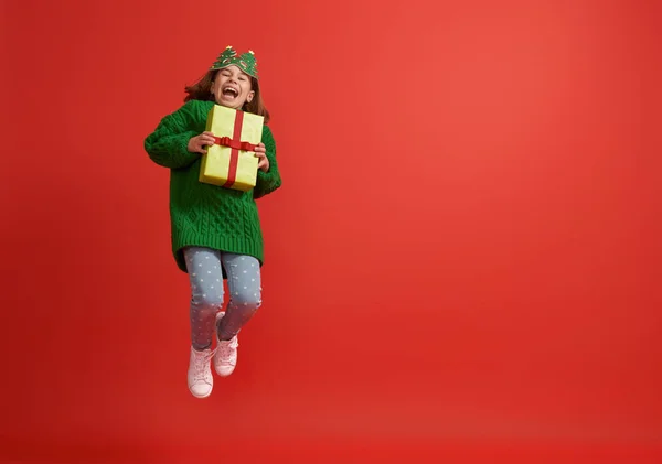 クリスマスプレゼントの女の子 — ストック写真