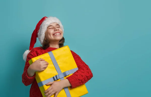 Девушка с рождественским подарком — стоковое фото