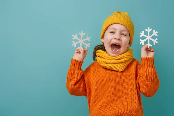 Зимний портрет счастливого ребенка — стоковое фото