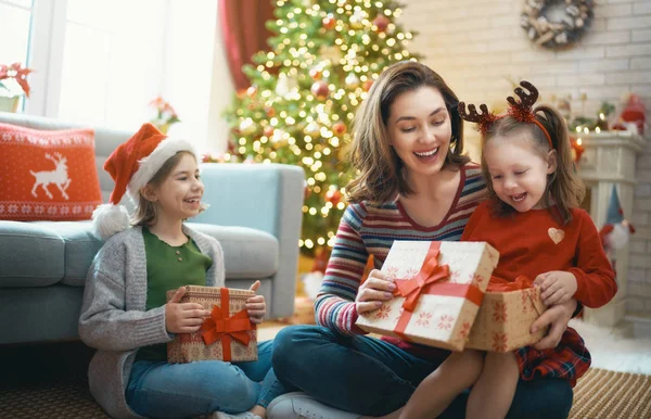 Familie feiert Weihnachten — Stockfoto