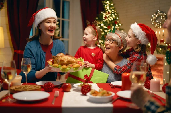 Famille célébrant Noël — Photo