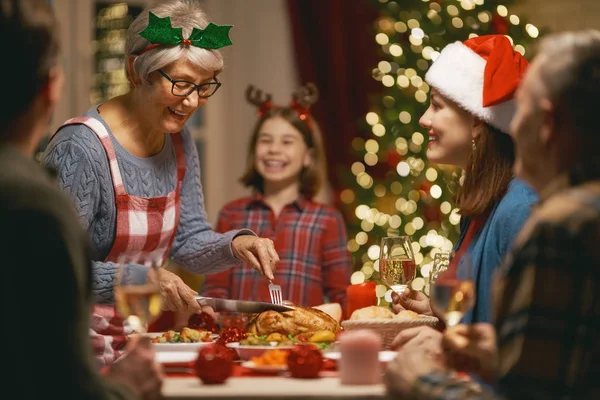 クリスマスを祝う家族 — ストック写真