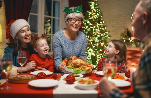 Familia celebrando la Navidad —  Fotos de Stock