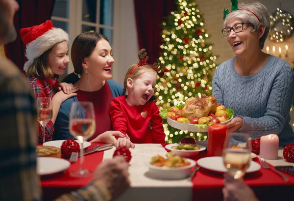 Familie viert Kerstmis — Stockfoto