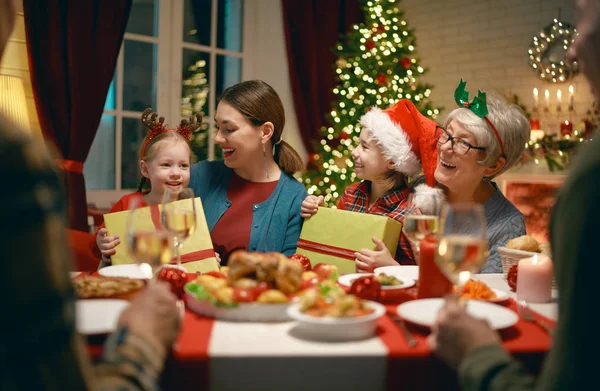 クリスマスを祝う家族 — ストック写真